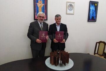 Academicianul Gheorghe Duca și primarul Ioan Pavăl în timpul semnării acordului de colaborare