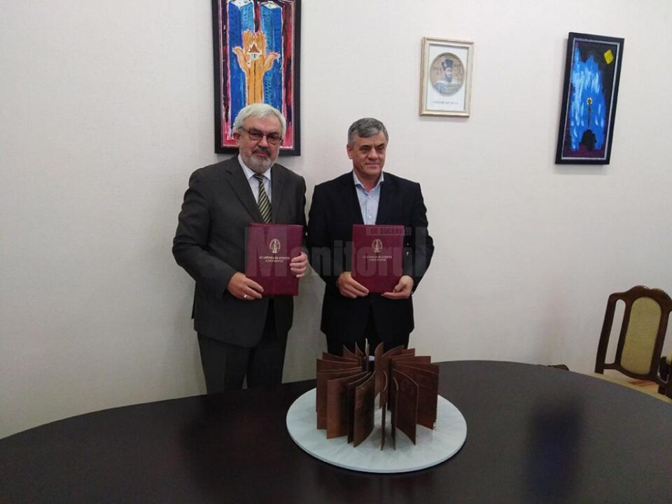 Academicianul Gheorghe Duca și primarul Ioan Pavăl în timpul semnării acordului de colaborare