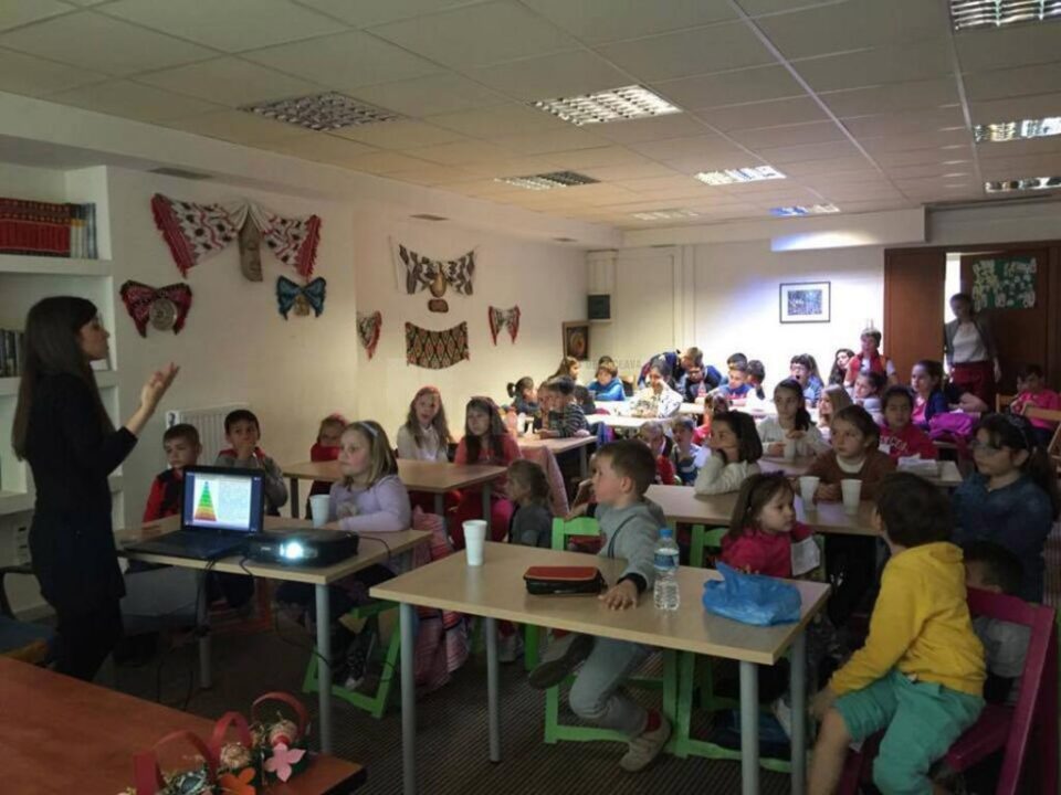 Copiii români din Atena au primit peste 260 de manuale școlare de la Consiliul Județean Suceava