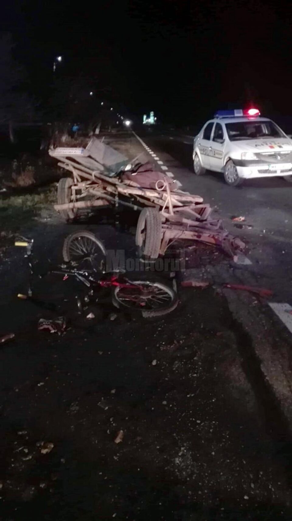 Căruța a fost acroșată de autoturism în momentul în care acesta încerca să o depășească Căruța a fost acroșată de autoturism în momentul în care acesta încerca să o depășească