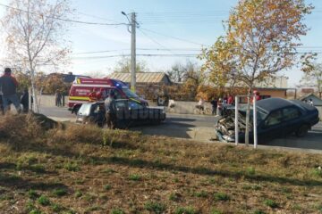 A provocat un accident rutier și a ajuns la spital, după ce nu a acordat prioritate în trafic