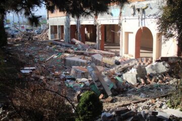 Restaurantul Scorpion, demolat cu buldozerele, pentru a face loc unui Kaufland Mall