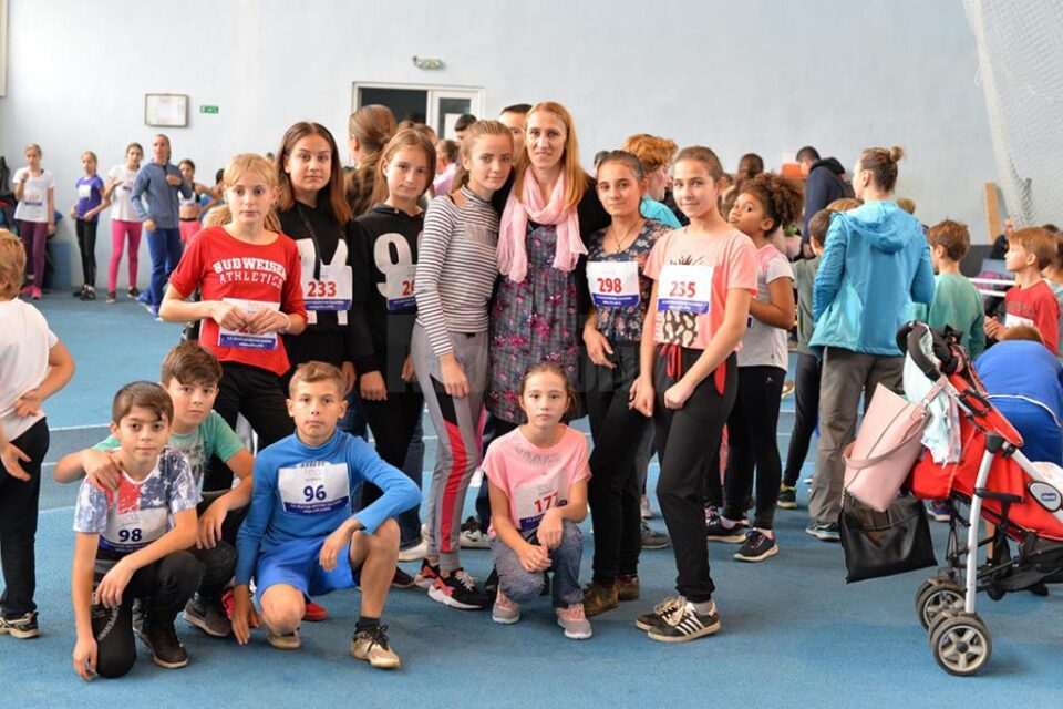 Cristina Casandra alături de sportivi participanți la concursul ce-i poartă numele
