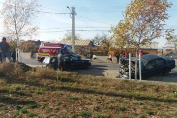 În urma coliziunii, cele două autoturisme au fost avariate
