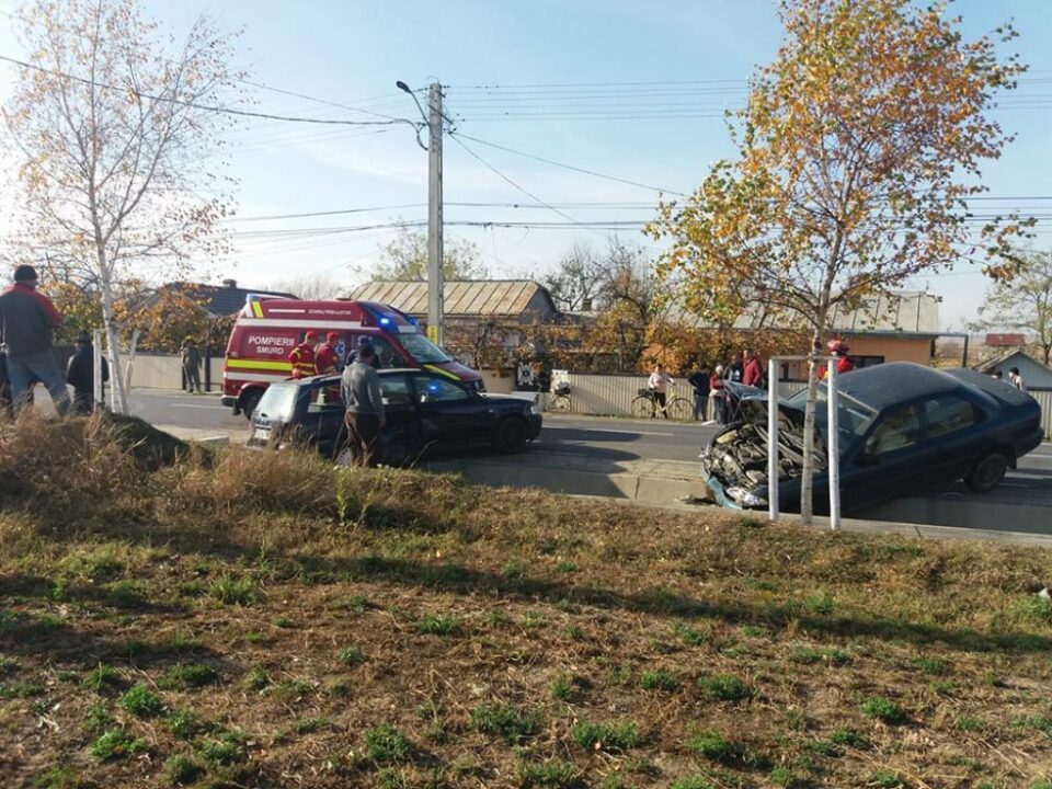În urma coliziunii, cele două autoturisme au fost avariate
