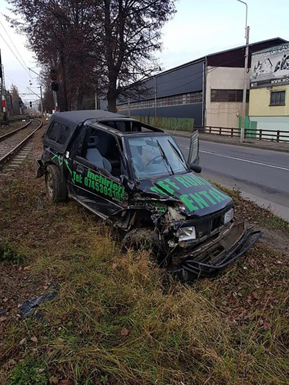 Mașina de teren pe care minorul a furat-o și s-a răsturnat cu ea pe calea ferată Foto: Adi Dranca Mașina de teren pe care minorul a furat-o și s-a răsturnat cu ea pe calea ferată Foto: Adi Dranca