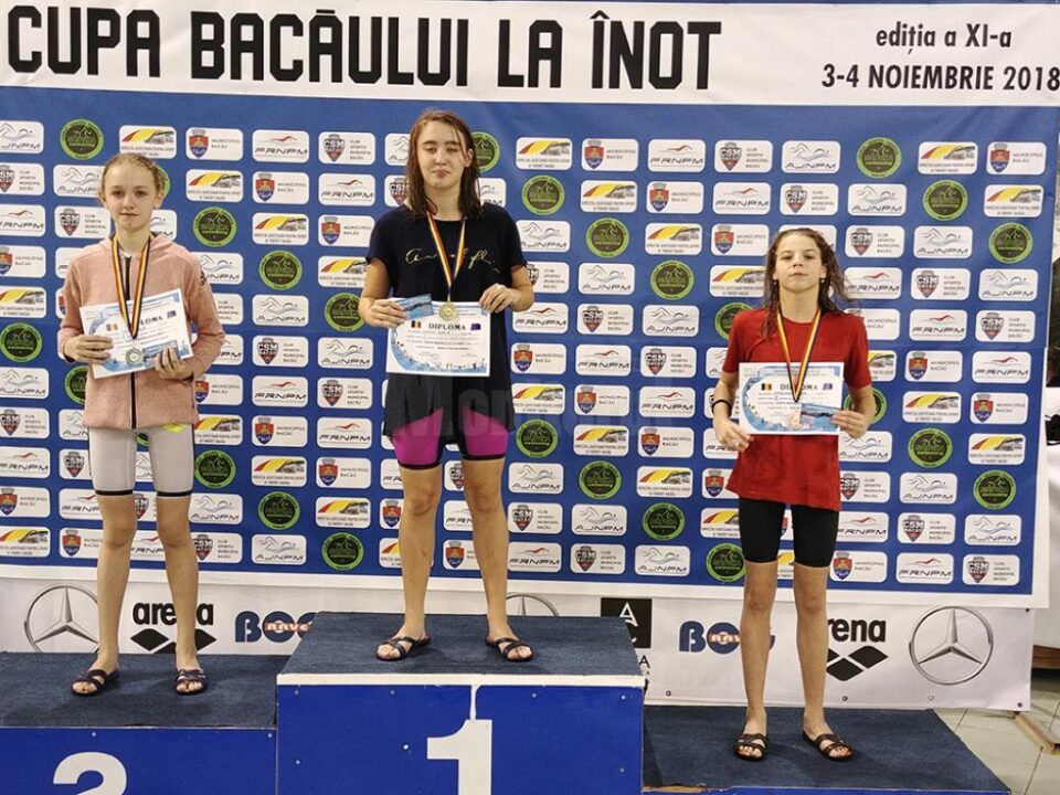 Podium sucevean la 100 metri bras, Daria Lucan - locul I, Delia Ostafi, locul II si Ingrin Sofronea, locul III