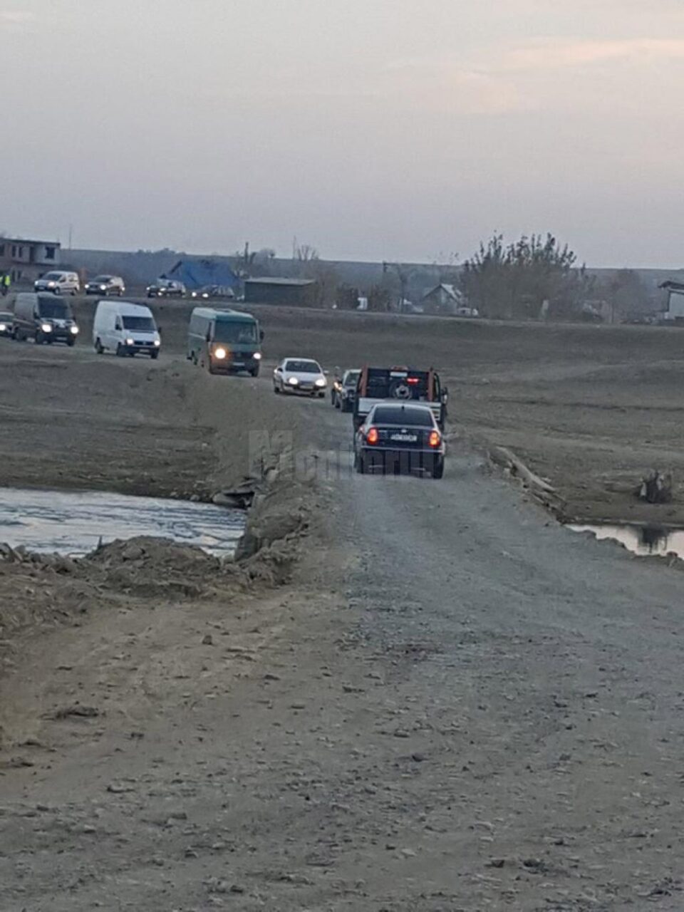 Mașini din ambele sensuri pe podul îngust de la Milișăuți