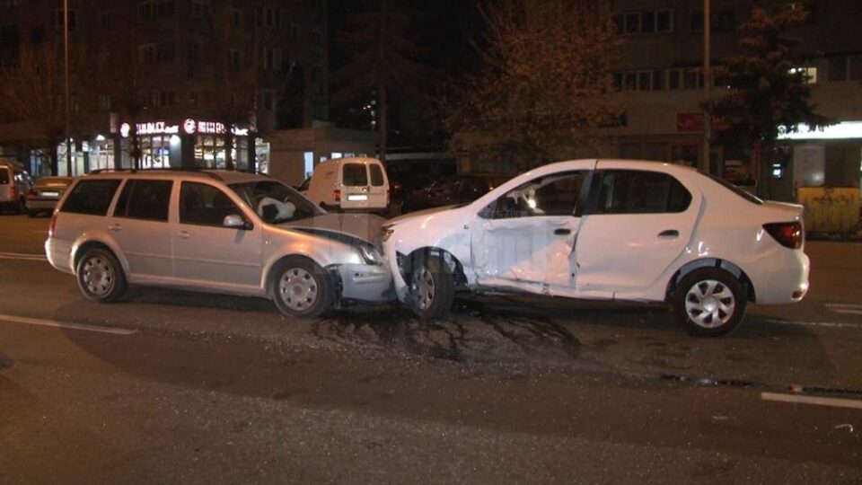 În carambol au fost implicate șase mașini, din care trei parcate