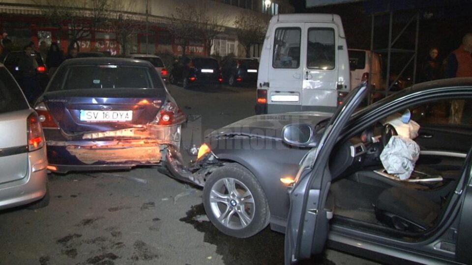 În carambol au fost implicate șase mașini, din care trei parcate