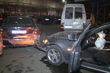 În carambol au fost implicate șase mașini, din care trei parcate