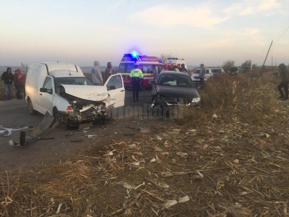 Cele două mașini implicate în accident, ambele cu avarii în partea din față