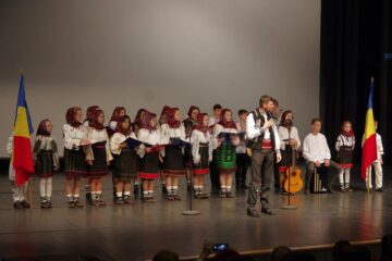 „Uniți de Centenar”, spectacol emoționant susținut de copii și tineri din sistemul de protecție socială Suceava