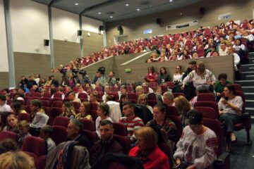 „Uniți de Centenar”, spectacol emoționant susținut de copii și tineri din sistemul de protecție socială Suceava