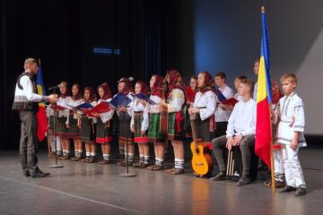 „Uniți de Centenar”, spectacol emoționant susținut de copii și tineri din sistemul de protecție socială Suceava