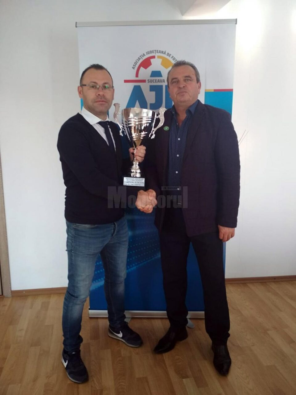Ciprian Anton și Vasile Florea prezintă trofeul pus în joc în campionatul Under 15 Ciprian Anton și Vasile Florea prezintă trofeul pus în joc în campionatul Under 15