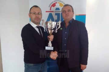 Ciprian Anton și Vasile Florea prezintă trofeul pus în joc în campionatul Under 15