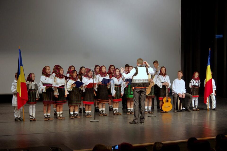 „Uniți de Centenar”, spectacol emoționant susținut de copii din sistemul de protecție socială Suceava