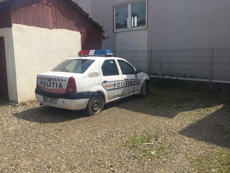 Mașina de poliție cu cauciucurile tăiate de unul dintre minori
