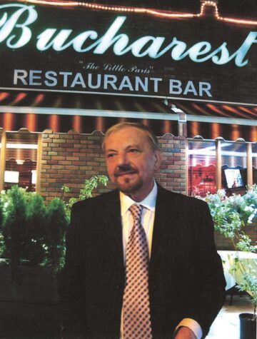 Vasile Bădăluță, în fața ultimului restaurant pe care l-a avut în New York