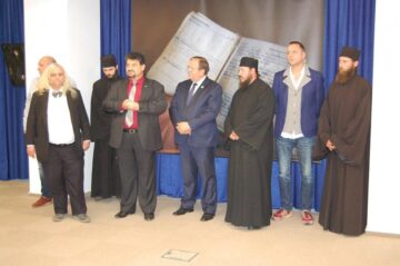 Expoziția a fost vernisată în prezența autorului (penultimul din dreapta). Sursa Muzeul Bucovinei