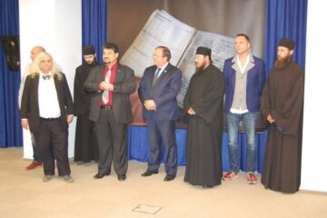 Expoziția a fost vernisată în prezența autorului (penultimul din dreapta). Sursa Muzeul Bucovinei