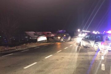 Trei mașini au fost implicate aseară într-un accident cu victime pe drumul european 85, în zona localității Cumpărătura