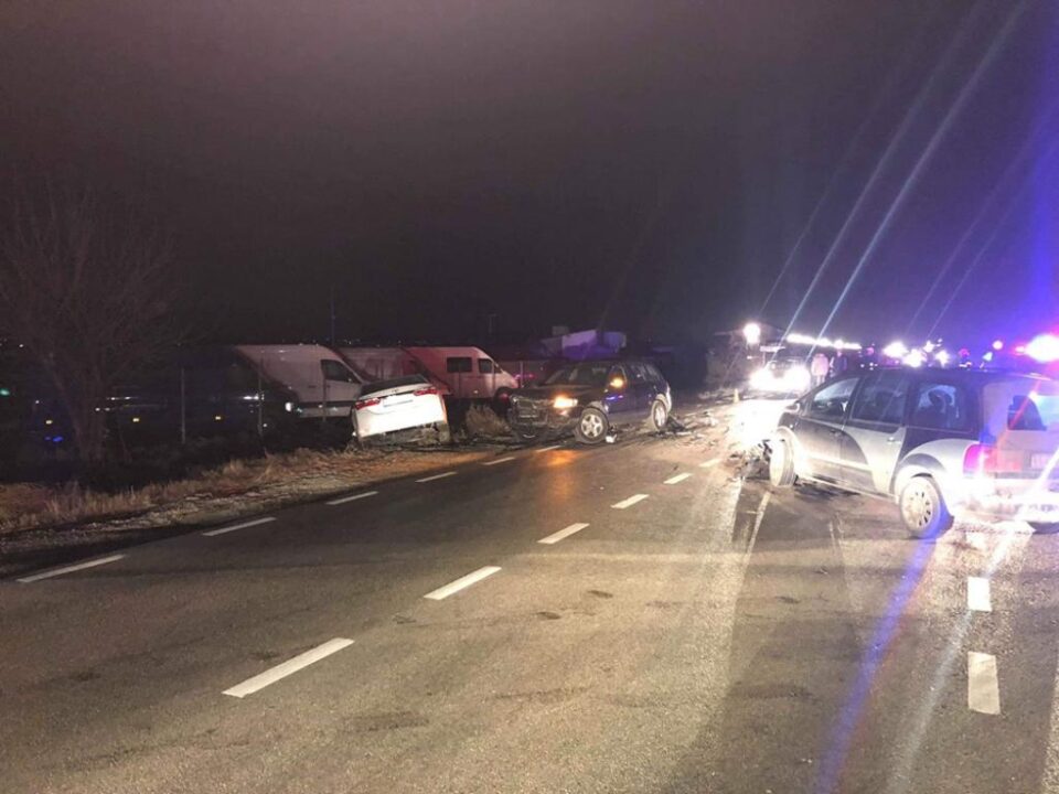 Trei mașini au fost implicate aseară într-un accident cu victime pe drumul european 85, în zona localității Cumpărătura