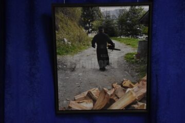 Pulsul vieții în mănăstirile din Bucovina, surprins de celebrul fotograf Oliver Mark, în 31 de instantanee