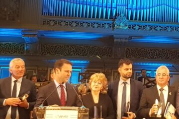 Trofeul și diploma aferente premiului au fost înmânate luni seara primarului Ion Lungu, în cadrul Galei AMR, de la Ateneul Român