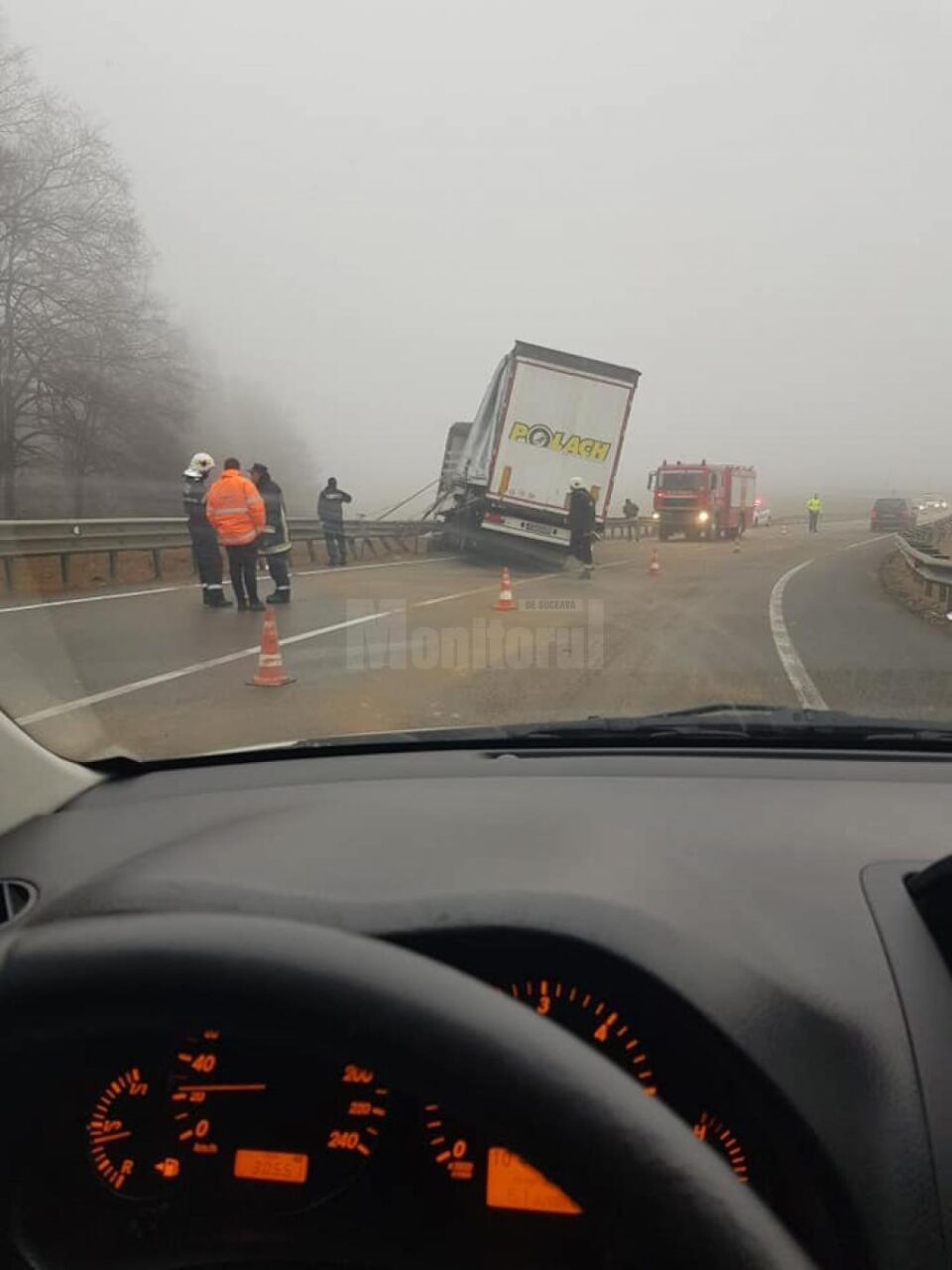 Un tir scăpat de sub control a intrat în parapetul drumului, la Ilișești
