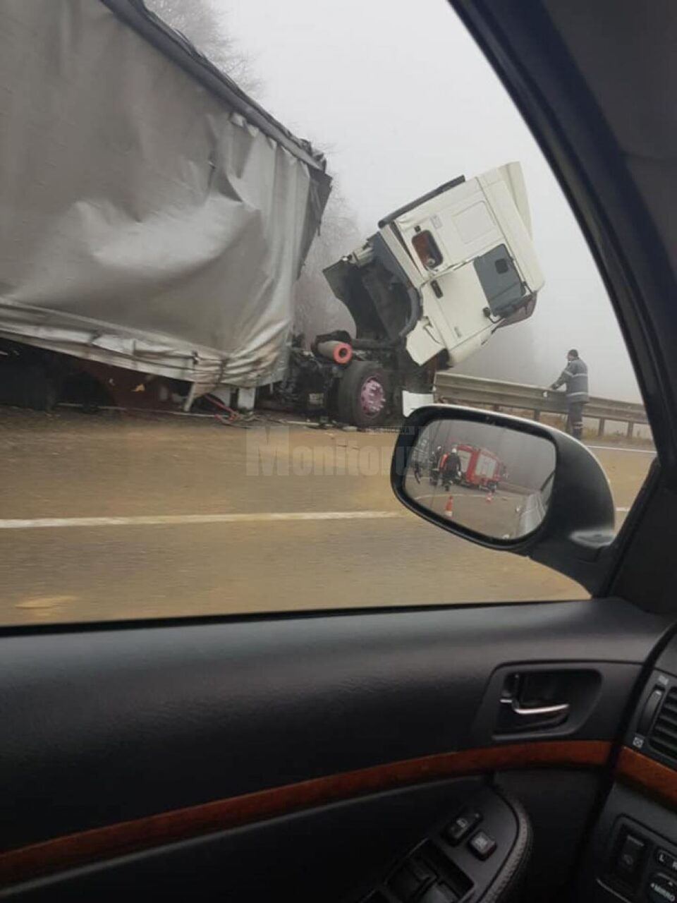Un tir scăpat de sub control a intrat în parapetul drumului, la Ilișești