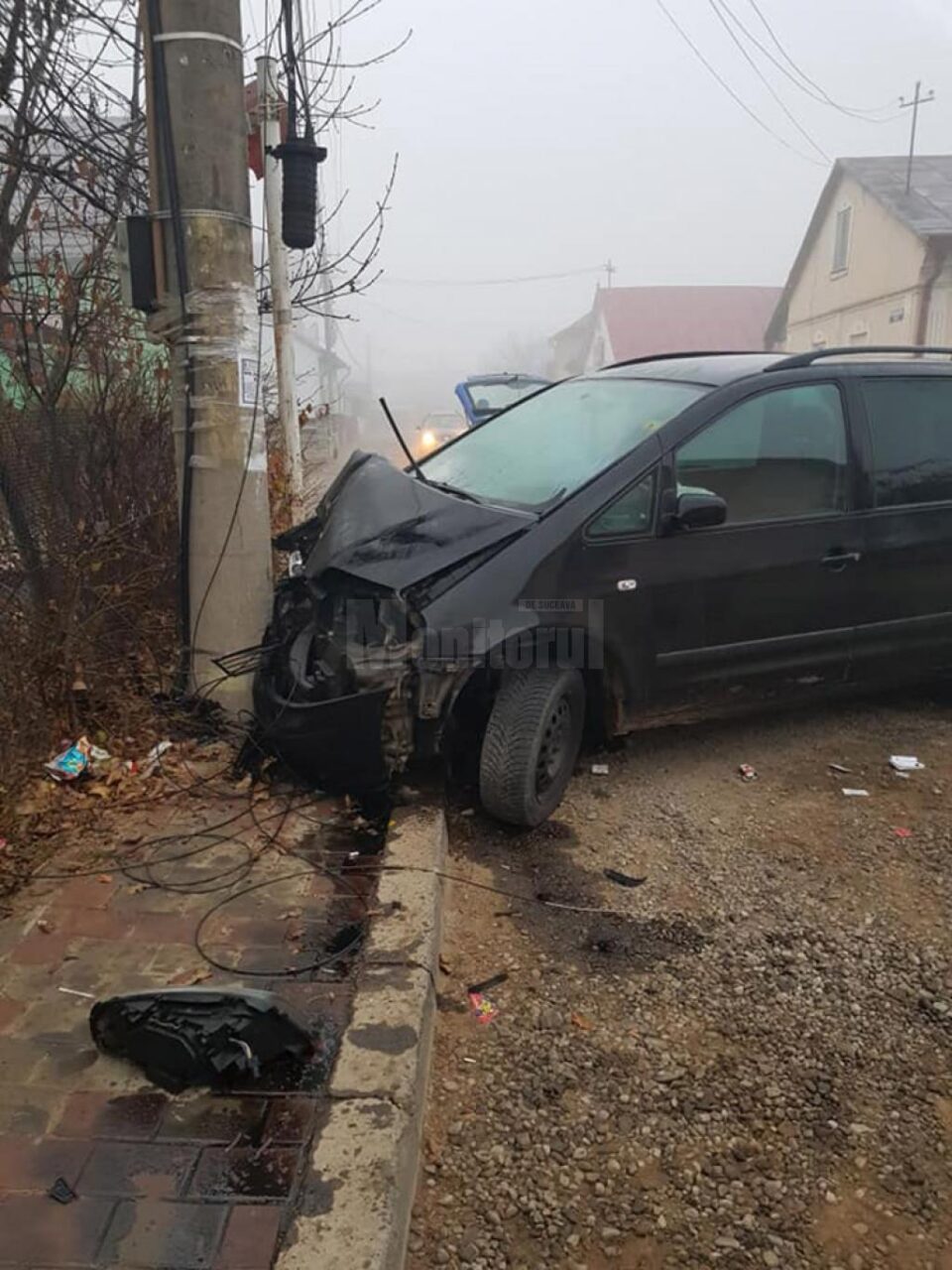 Autoturismul Seat a fost grav avariat, după ce a intrat în stâlpul din beton