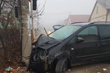 Autoturismul Seat a fost grav avariat, după ce a intrat în stâlpul din beton