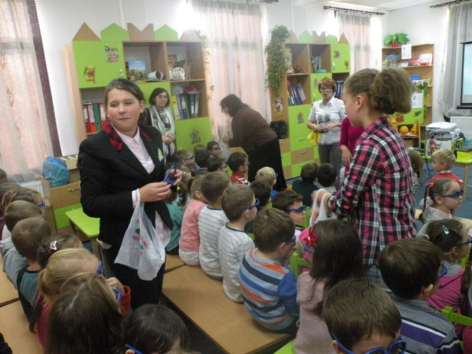 20 de copii și tineri din Dumbrăveni iau locul adulților și încearcă profesia la care doar visau