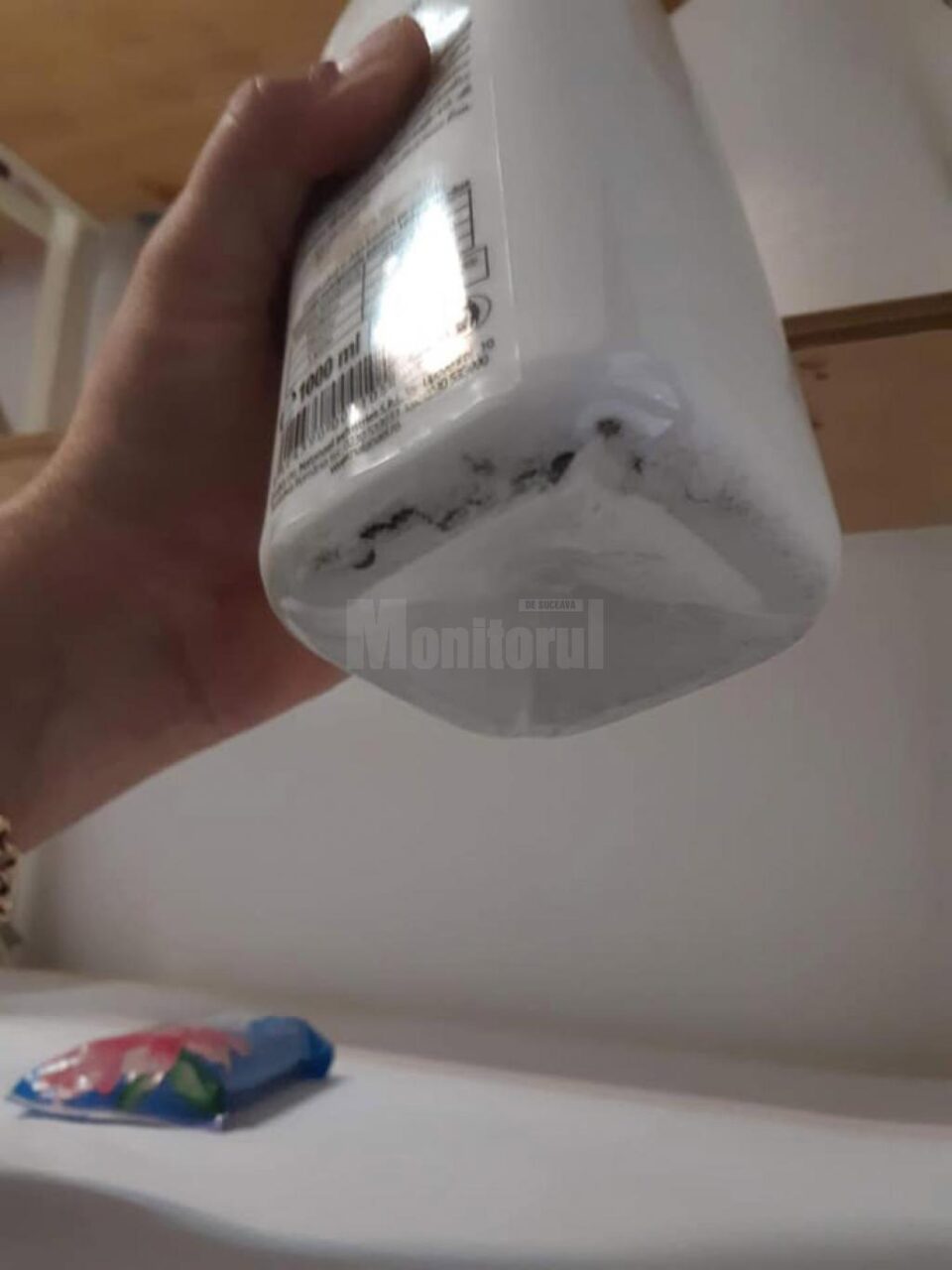 Sticle de lapte cu fragmente de cauciuc, retrase de pe piața din Suceava