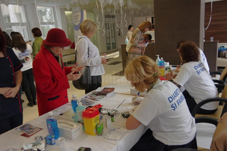 Măsurarea gratuită a glicemiei pentru câteva sute de suceveni, ieri, la Spitalul de Urgență, de Ziua Mondială a Diabetului