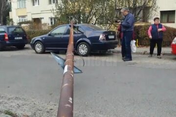 Mașina avariată de stâlp