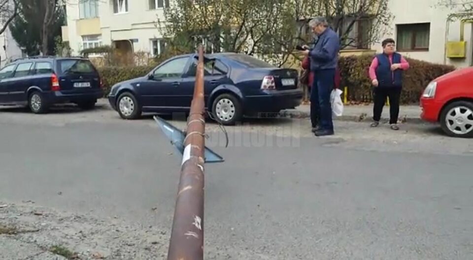 Mașina avariată de stâlp