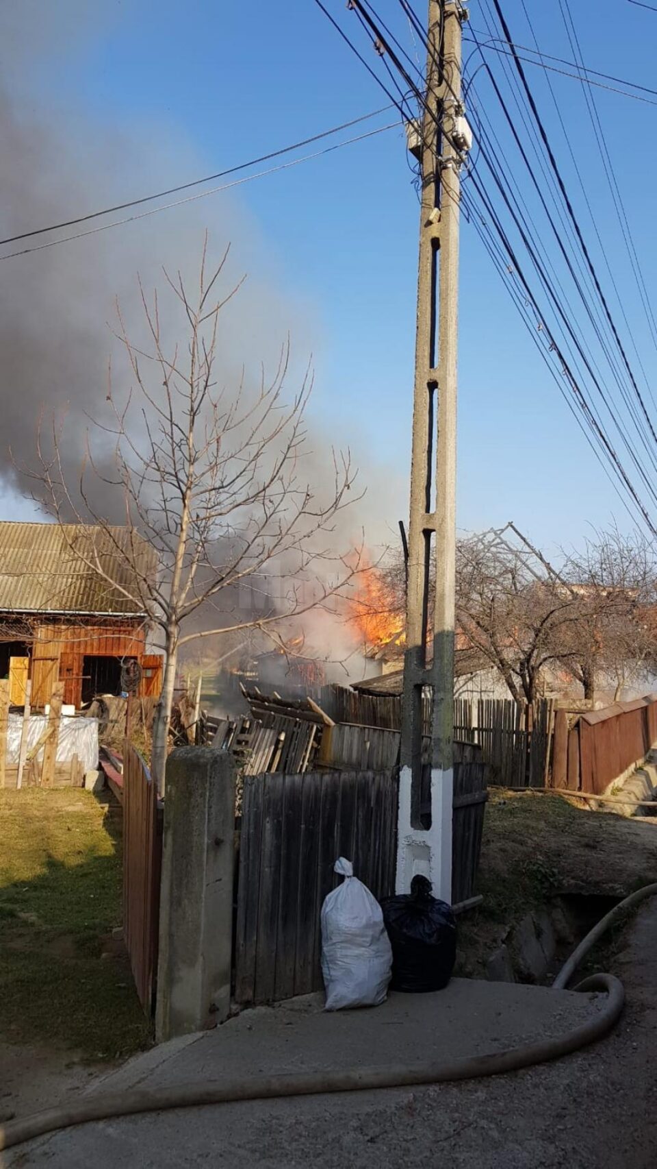 Două gospodării din Capu Codrului, afectate de un puternic incendiu