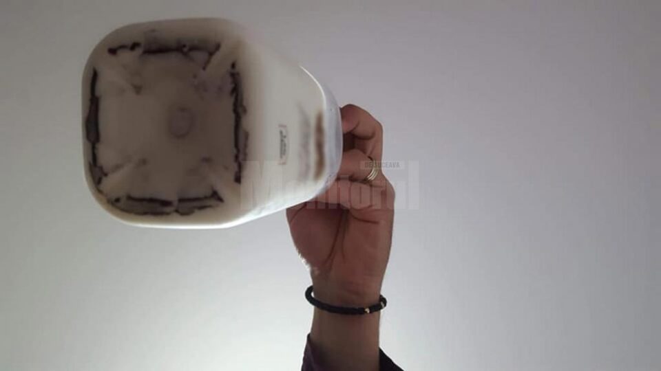 Sticle de lapte cu fragmente de cauciuc