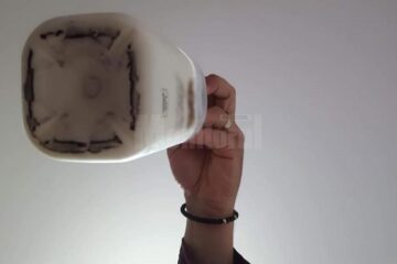 Sticle de lapte cu fragmente de cauciuc