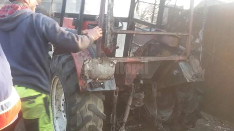 Tractor distrus de flăcări