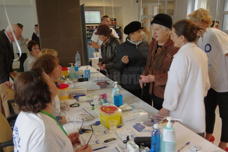 Măsurarea gratuită a glicemiei pentru câteva sute de suceveni, ieri, la Spitalul de Urgență, de Ziua Mondială a Diabetului