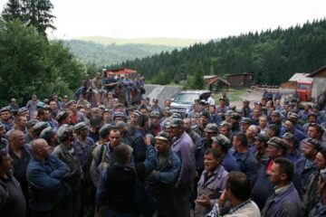 Nemulțumiți că nu și-au primit salariile pe ultimele 2 luni, ortacii au refuzat să mai intre în subteran la muncă