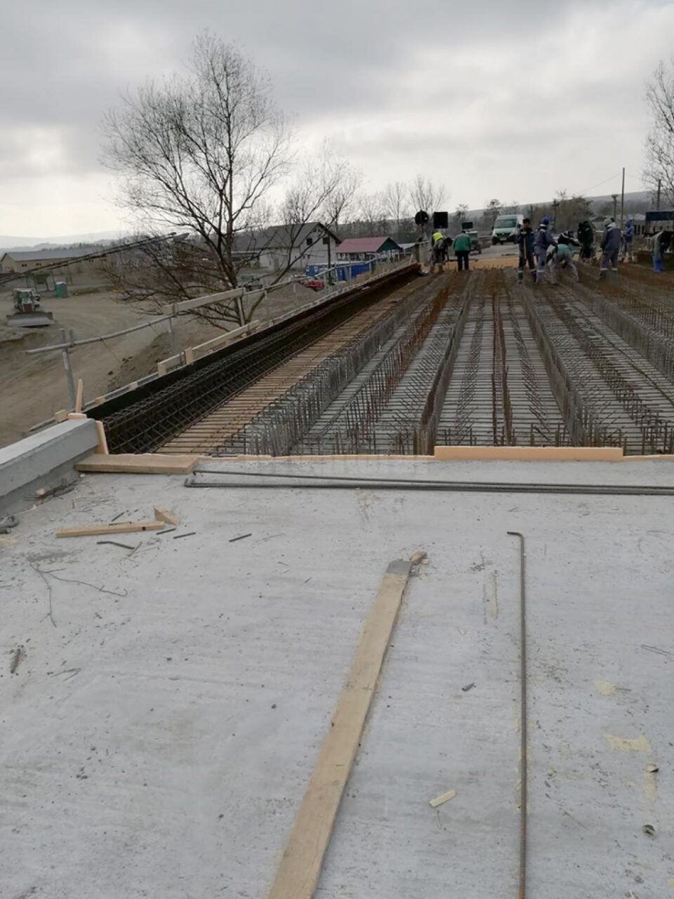 Lucrări la armarea ultimului segment pe care se va turna strat de beton