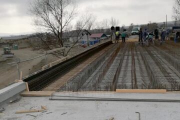 Lucrări la armarea ultimului segment pe care se va turna strat de beton