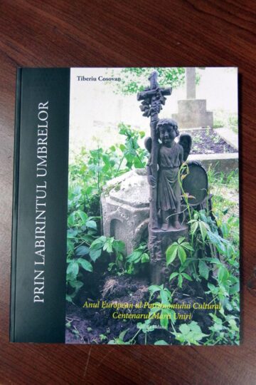 Albumul „Prin labirintul umbrelor” de Tiberiu Cosovan, lansat la Biblioteca Bucovinei „I. G. Sbiera”