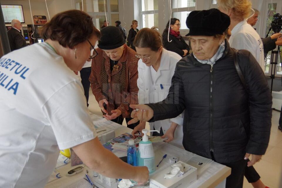Măsurarea gratuită a glicemiei pentru câteva sute de suceveni, ieri, la Spitalul de Urgență, de Ziua Mondială a Diabetului