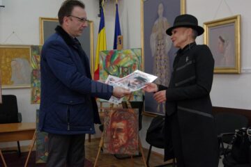 Albumul „Prin labirintul umbrelor” de Tiberiu Cosovan, lansat ieri la Biblioteca Bucovinei „I.G. Sbiera”
